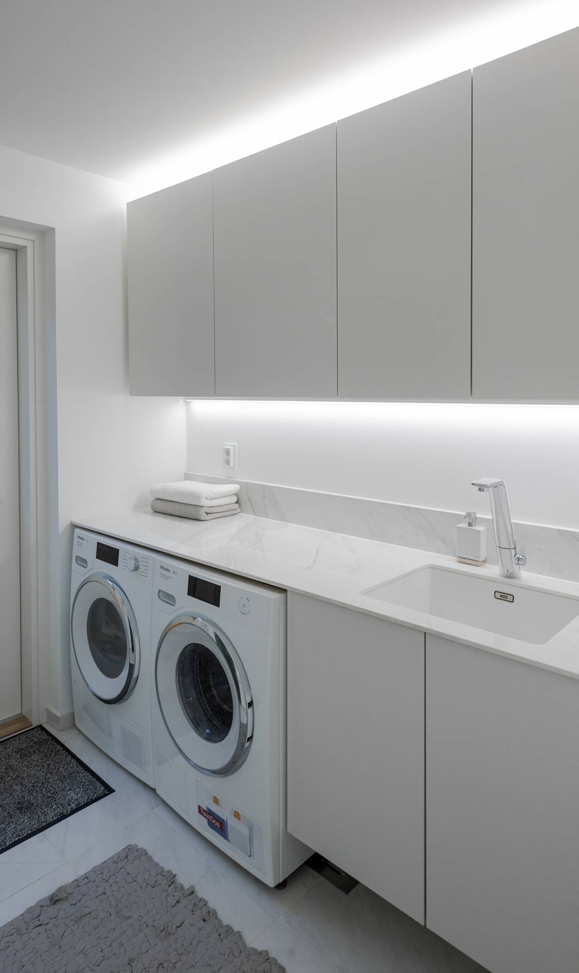 Led pásek pro přivedení světla na úroveň a led pásek na horní straně skříněk pro vytvoření nepřímého světla. Ledstore.fi